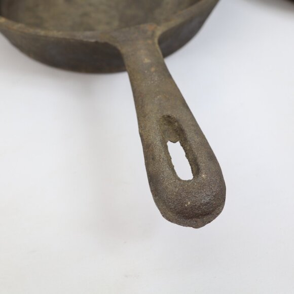 Antique Lot of 2 Unmarked Cast Iron Skillets Small Frying Pan Smoke Rings - Picture 4 of 11